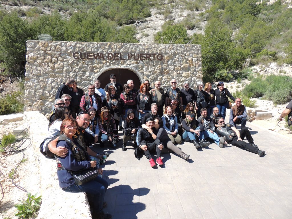 Grupo en la entrada de la cueva del puerto